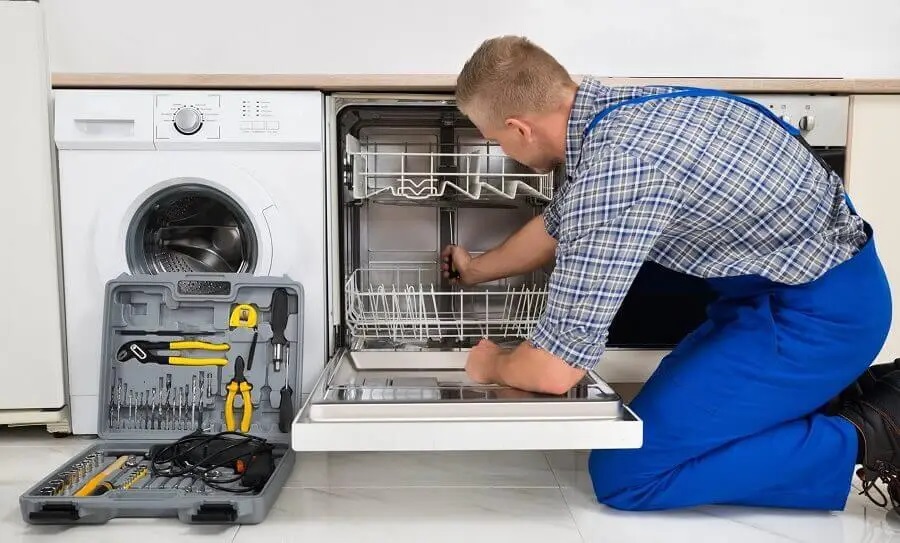 Bergama Protherm servisi teknisyen ekibi beyaz eşya tamiri yaparken